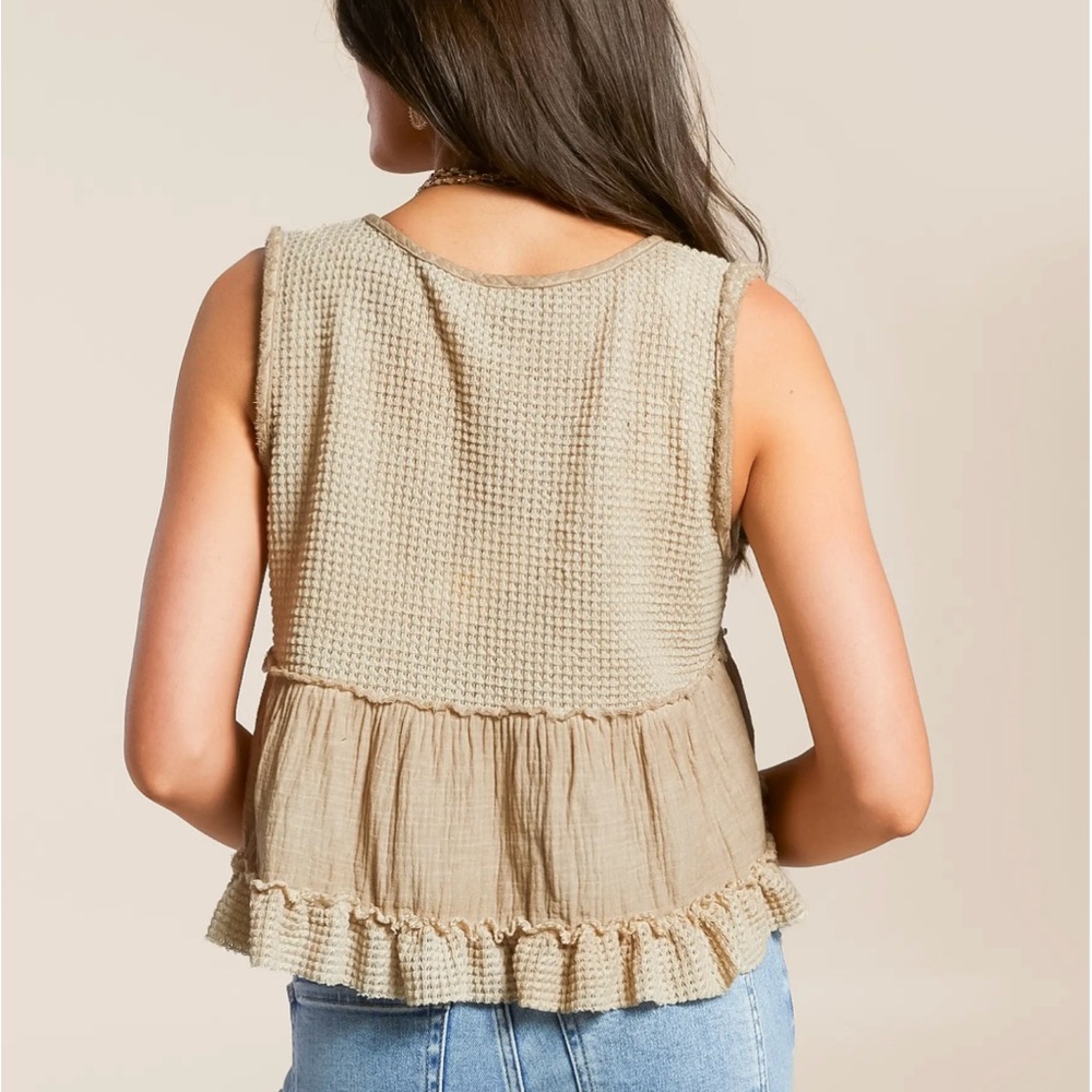 POL Textured Beige Sleeveless Blouse‎ - Picture 3 of 6